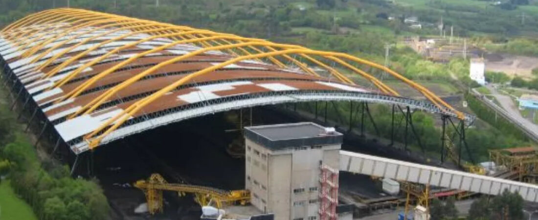 As Pontes se atrinchera en el Ayuntamiento para frenar el derribo de la antigua central térmica