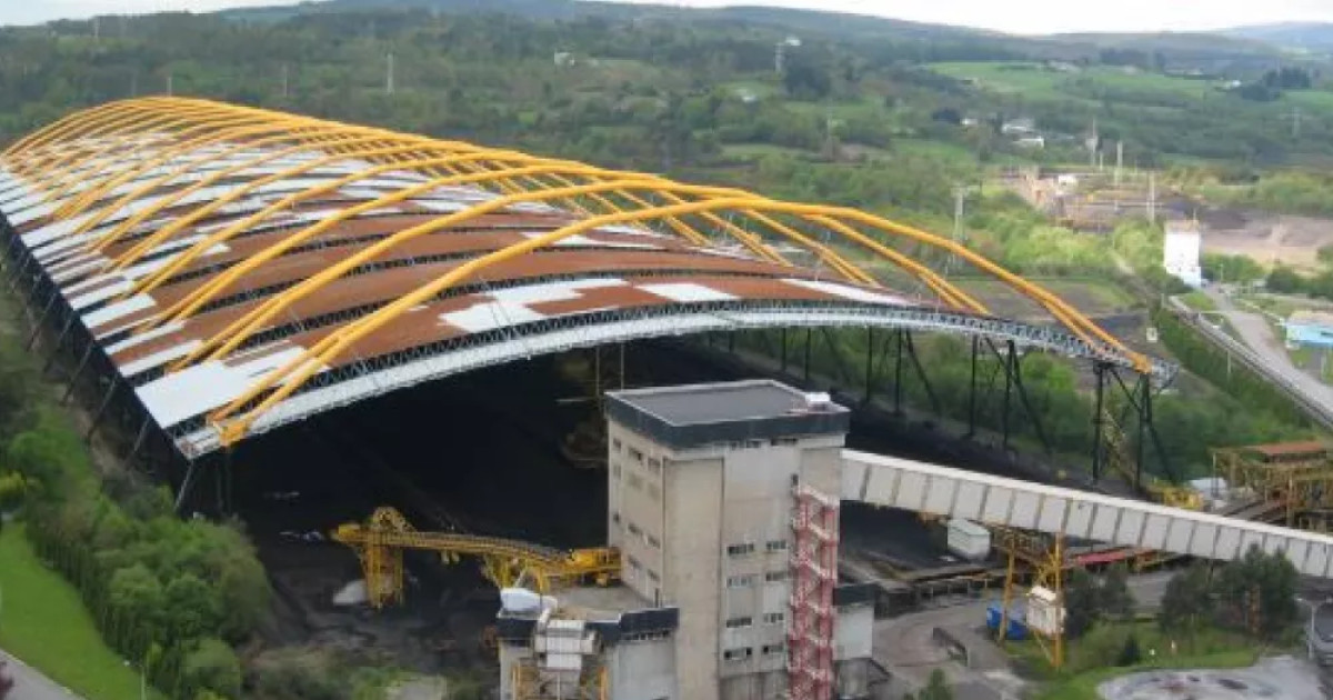 As Pontes se atrinchera en el Ayuntamiento para frenar el derribo de la antigua central térmica