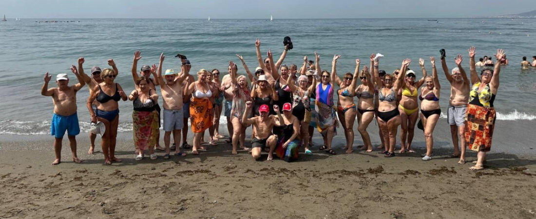 De Córdoba a El Palo: los mayores se divierten en la playa