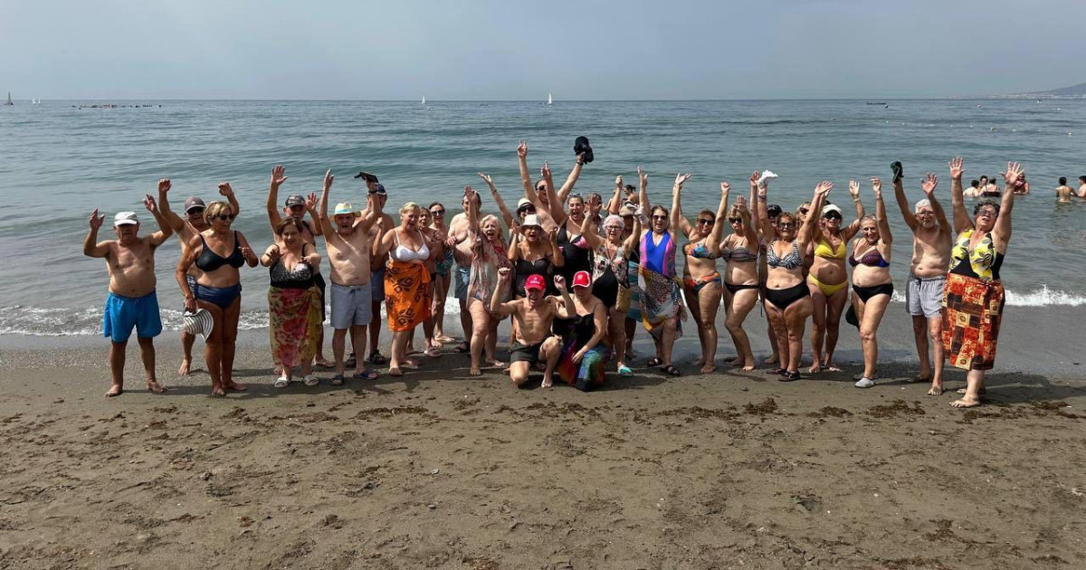 De Córdoba a El Palo: los mayores se divierten en la playa