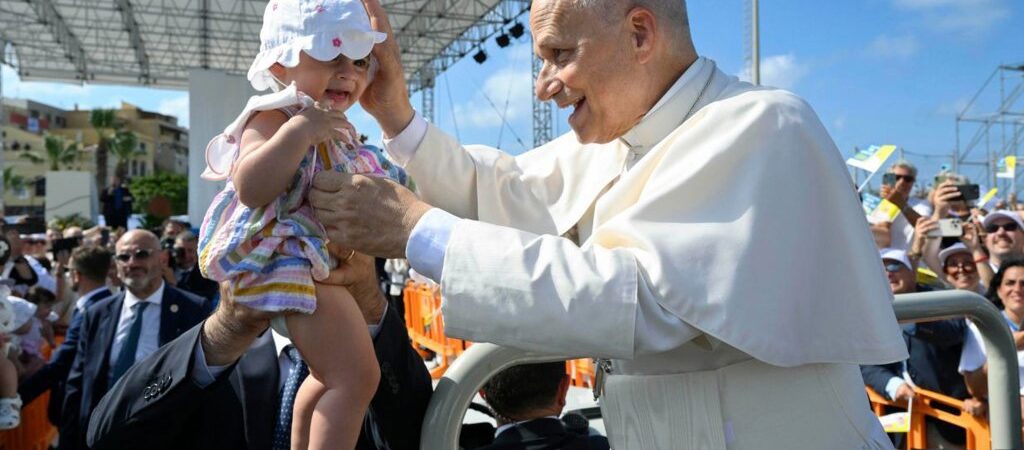 El Papa rinde homenaje en Lampedusa a los migrantes fallecidos y agradece el recuerdo del legado de Francisco