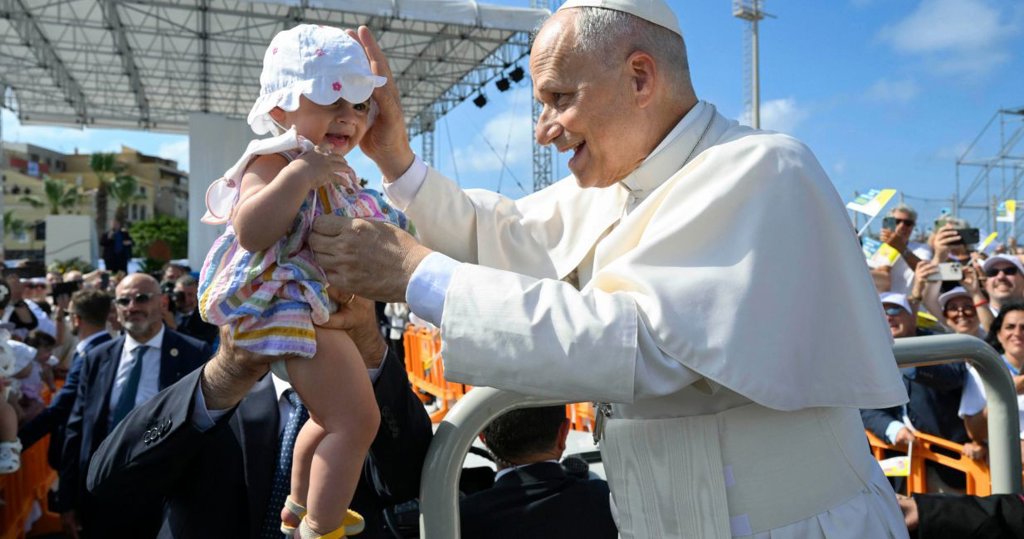 El Papa rinde homenaje en Lampedusa a los migrantes fallecidos y agradece el recuerdo del legado de Francisco