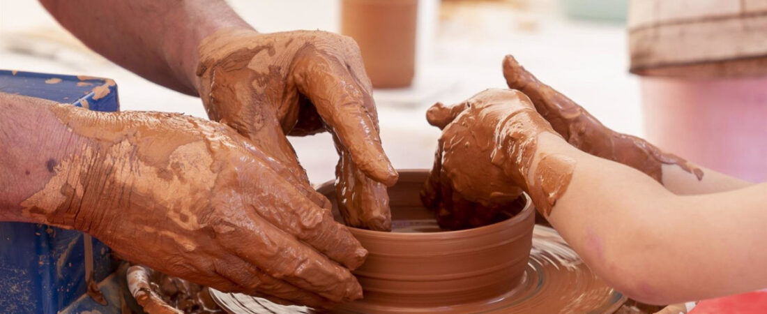 Galicia lanza un plan pionero para que los sabios del rural enseñen los oficios tradicionales a los jóvenes