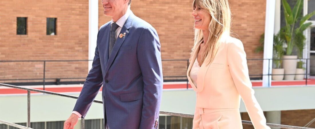 La Audiencia de Madrid mantiene el juicio a Begoña Gómez pero corrige a Peinado para que le devuelva el pasaporte