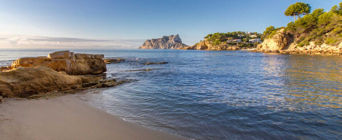 La ruta costera de Alicante que combina senderismo y baño en algunas de las calas más bonitas de la Marina Alta
