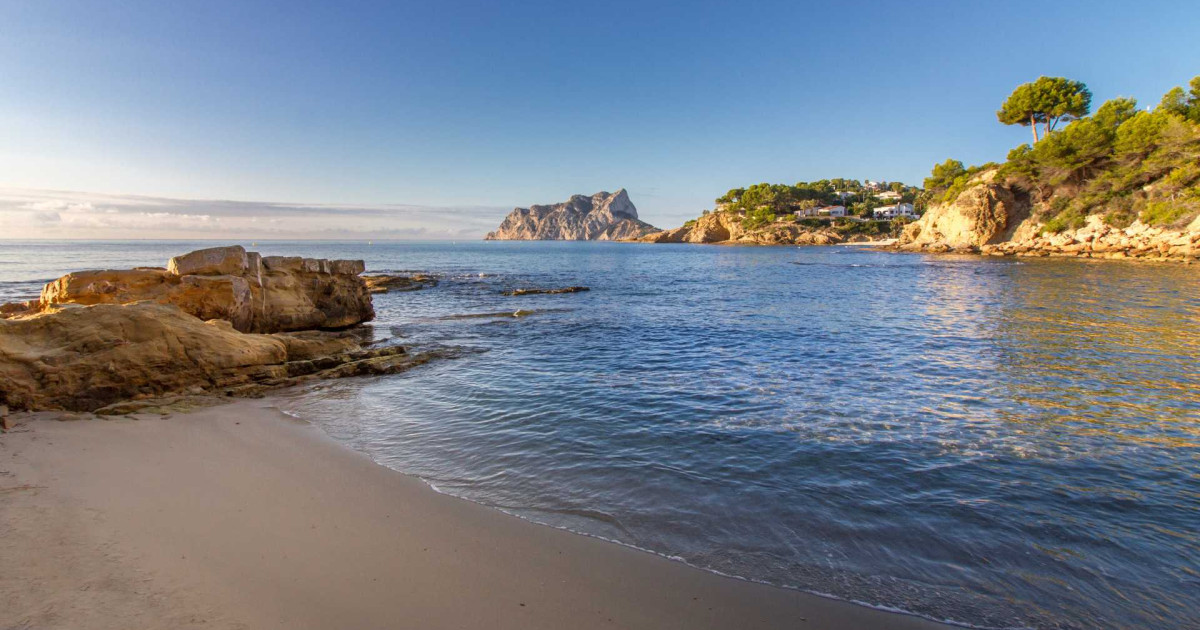 La ruta costera de Alicante que combina senderismo y baño en algunas de las calas más bonitas de la Marina Alta