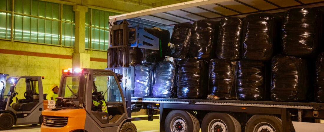 Llegan los primeros cinco camiones de basura de Ibiza a Mallorca: la prueba piloto que rebaja un 10% el recibo