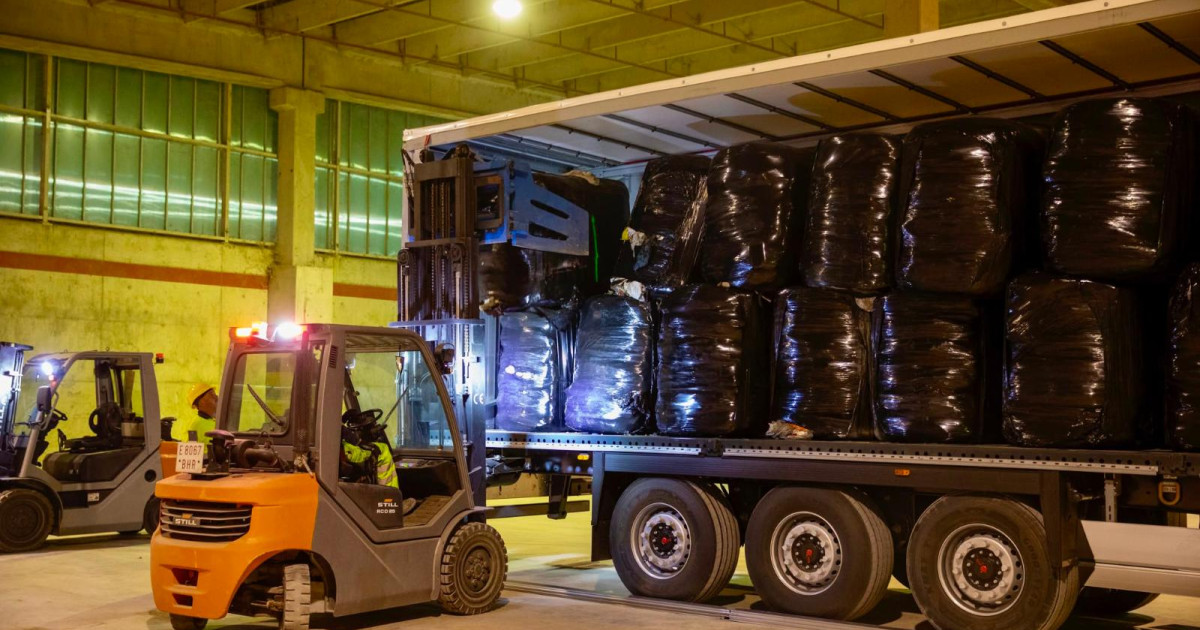 Llegan los primeros cinco camiones de basura de Ibiza a Mallorca: la prueba piloto que rebaja un 10% el recibo